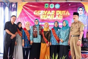 Ketua TP PKK Kuningan berfoto bersama usai membuka Gebyar Kemilau.